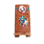 Porta celular de Capitán América hecho a mano en Colombia con orificio para cable de carga.