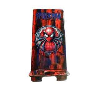 Vista frontal brillante de un porta celular del hombre araña pintado a mano en colores rojo y azul, con acabado acrílico ámbar sobre madera MDF.