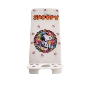Porta celular snoopy hecho a mano en MDF con colorido acabado de vinilos y resina brillante