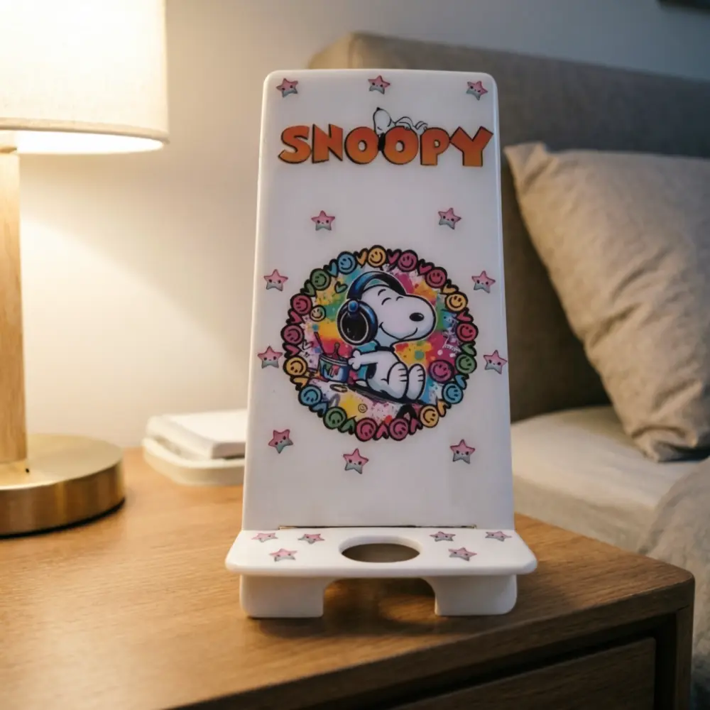 Porta celular snoopy hecho a mano en MDF con colorido acabado de vinilos y resina brillante