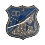 Reloj de pared de millonarios artesanal en forma de escudo con técnica de puntillismo y resina brillante
