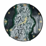 RELOJ DE PARED artesanal marmoleado en resina con diseño estilo geoda y detalles en piedras verdes con números romanos dorados