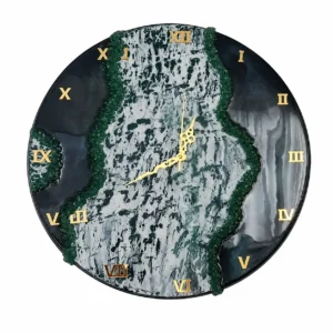 RELOJ DE PARED artesanal marmoleado en resina con diseño estilo geoda y detalles en piedras verdes con números romanos dorados