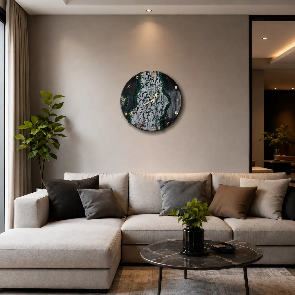 RELOJ DE PARED artesanal marmoleado en resina con diseño estilo geoda y detalles en piedras verdes con números romanos dorados
