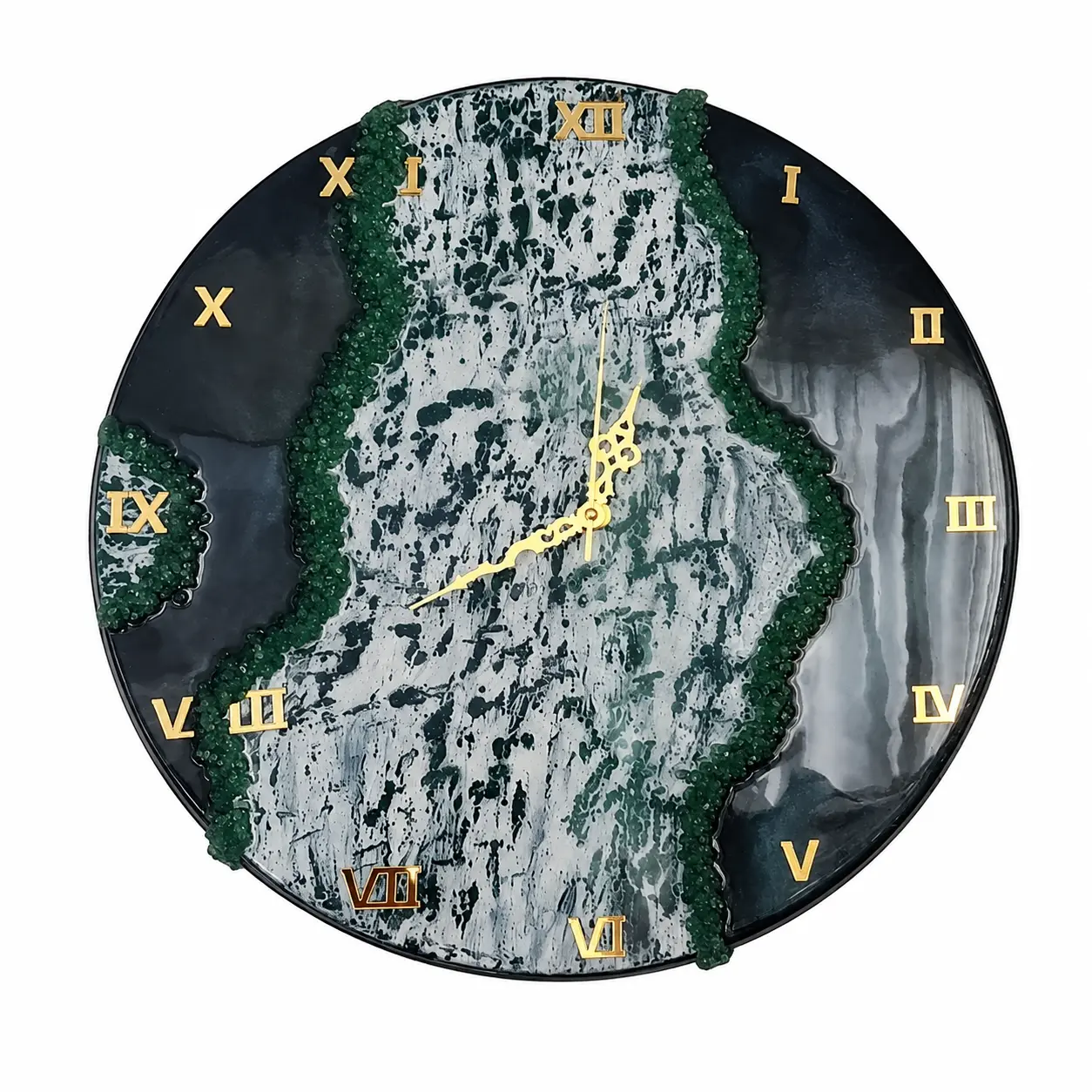 RELOJ DE PARED artesanal marmoleado en resina con diseño estilo geoda y detalles en piedras verdes con números romanos dorados